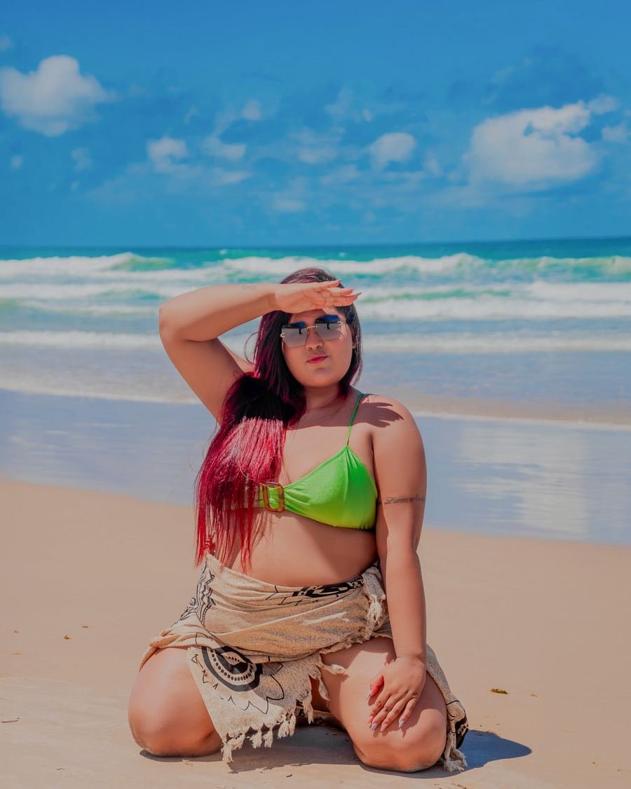 Gestante no mar em ensaio de praia