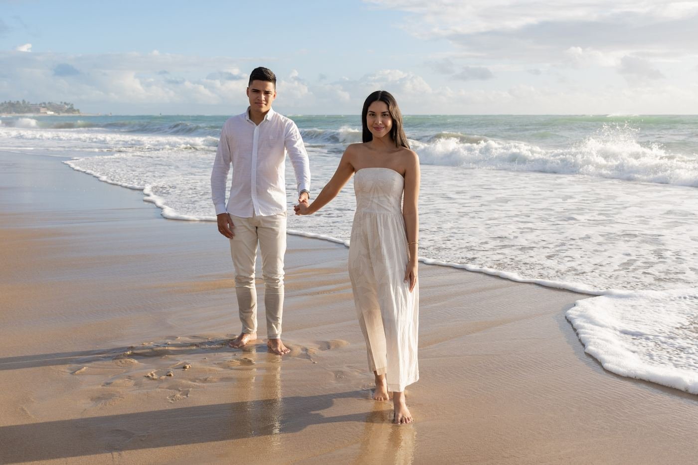 Casal sorrindo durante ensaio fotográfico em Porto de Galinhas